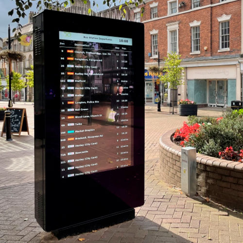 Udendørs digitalt display til virksomheder på offentligt torv.